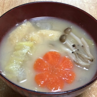 鍋の残りで白菜しめじ油揚げにんじんの味噌汁